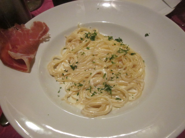 Spaghetti in lemon sauce with pine nuts @ Oliva Gourmet